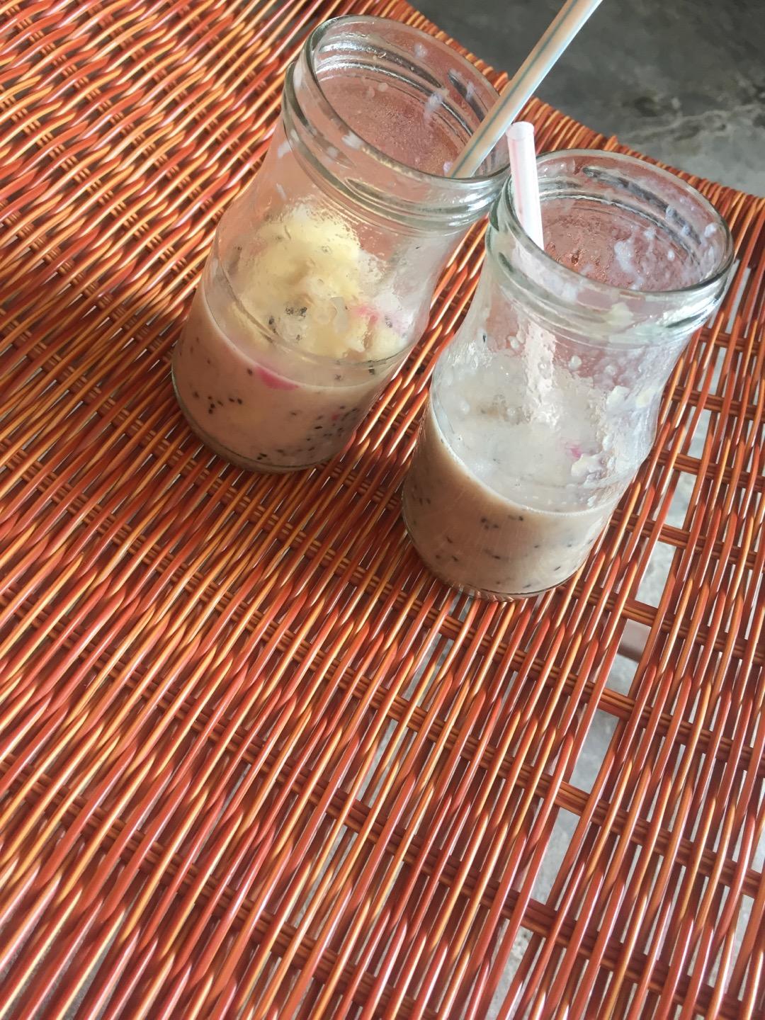 香蕉红火龙果奶昔