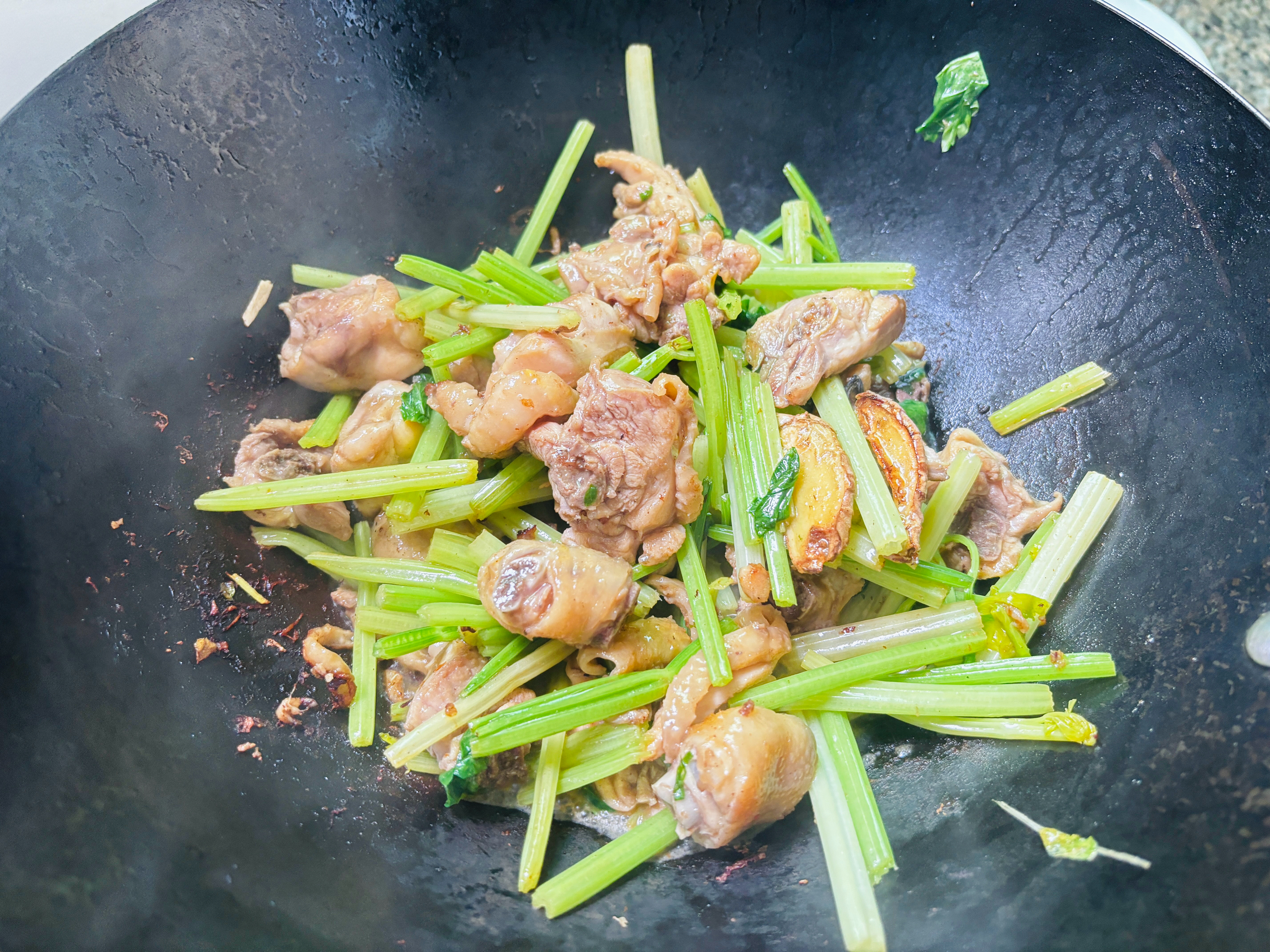 芹菜炒鸡腿肉的做法 步骤5