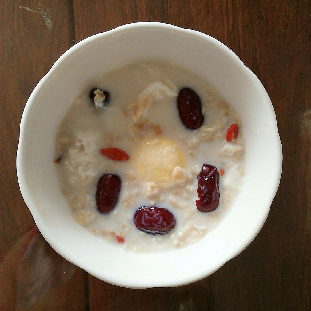 牛奶燕麦泡香蕉（减肥快手早餐）