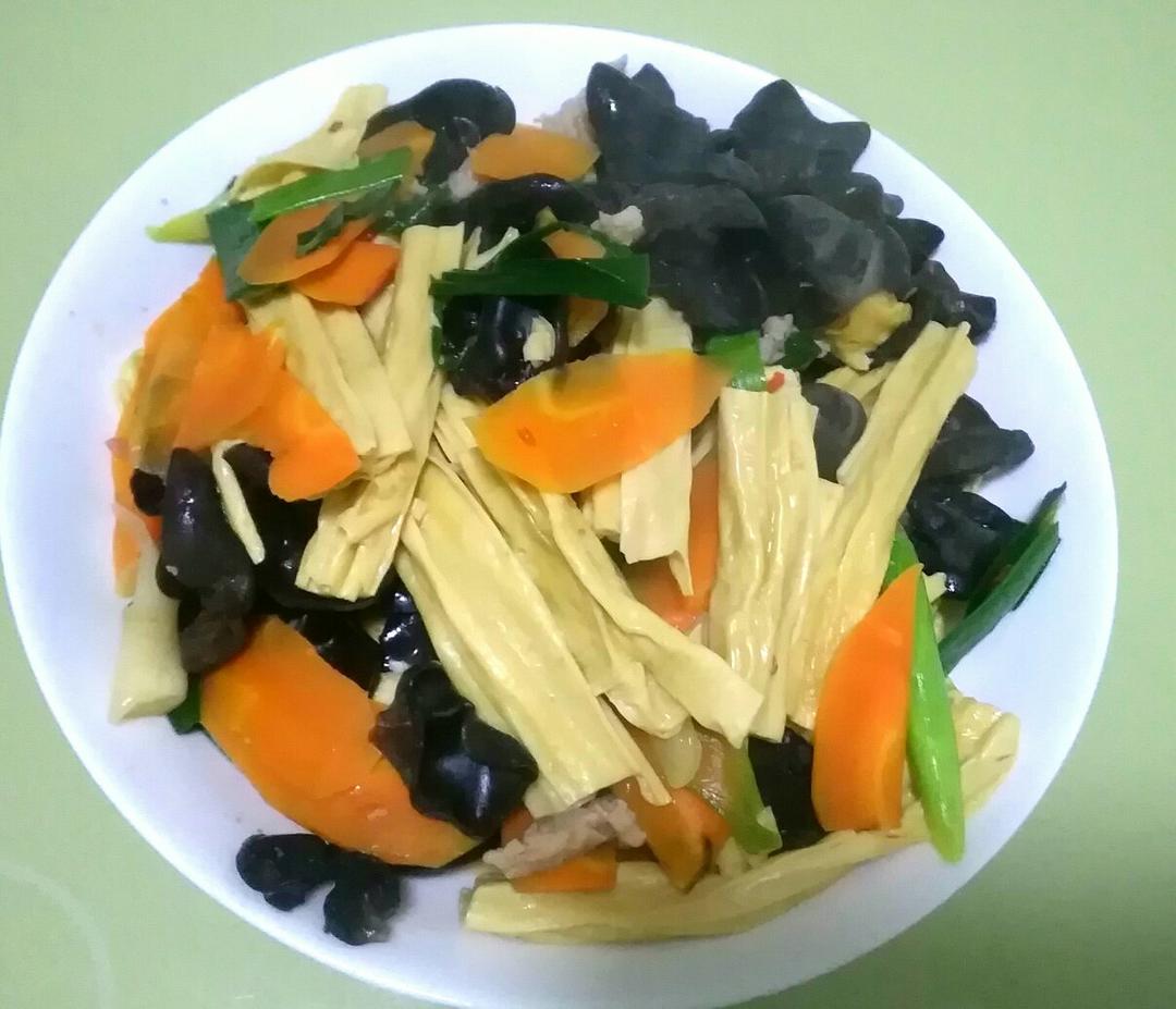 腐竹木耳炒牛肉