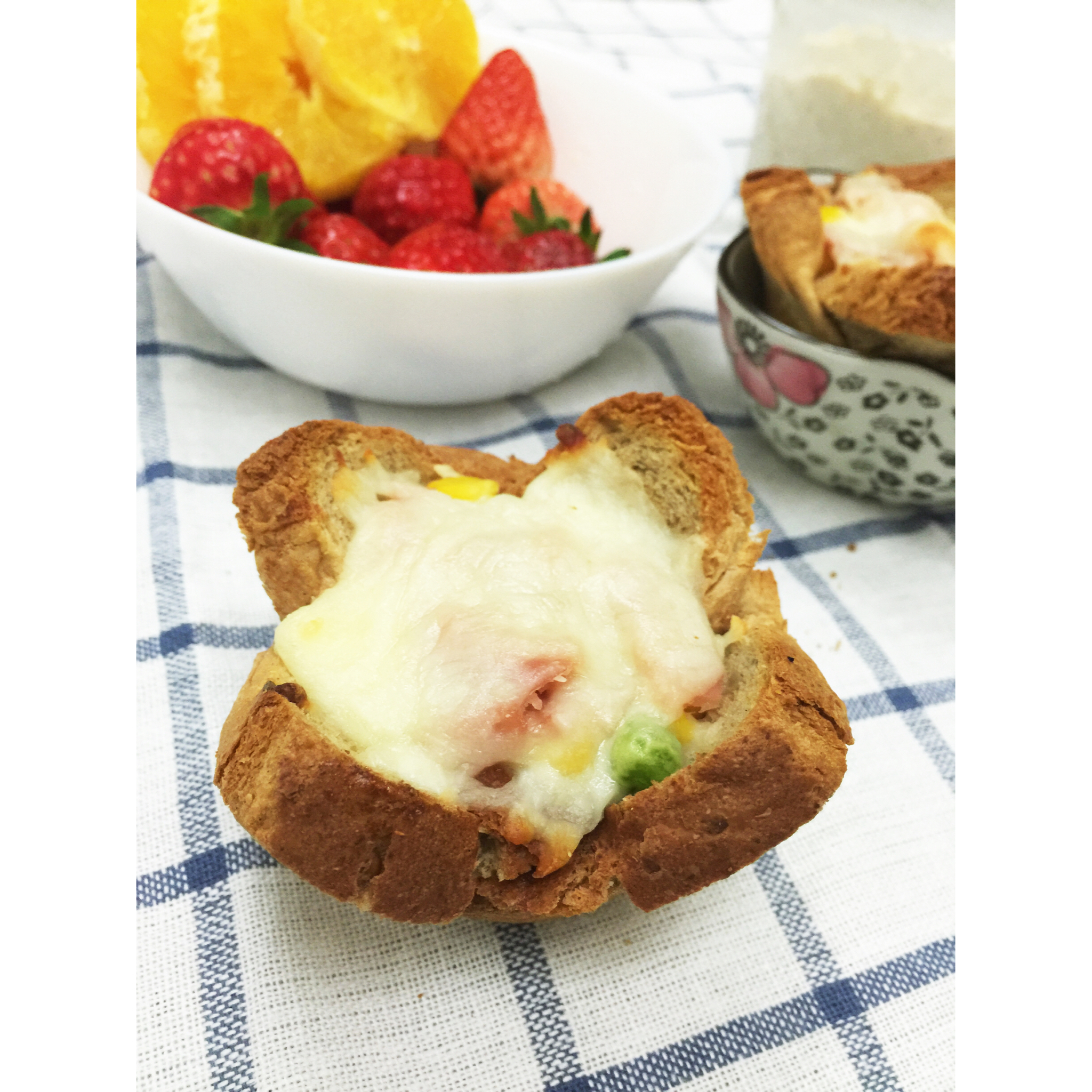 鸡蛋吐司杯盏