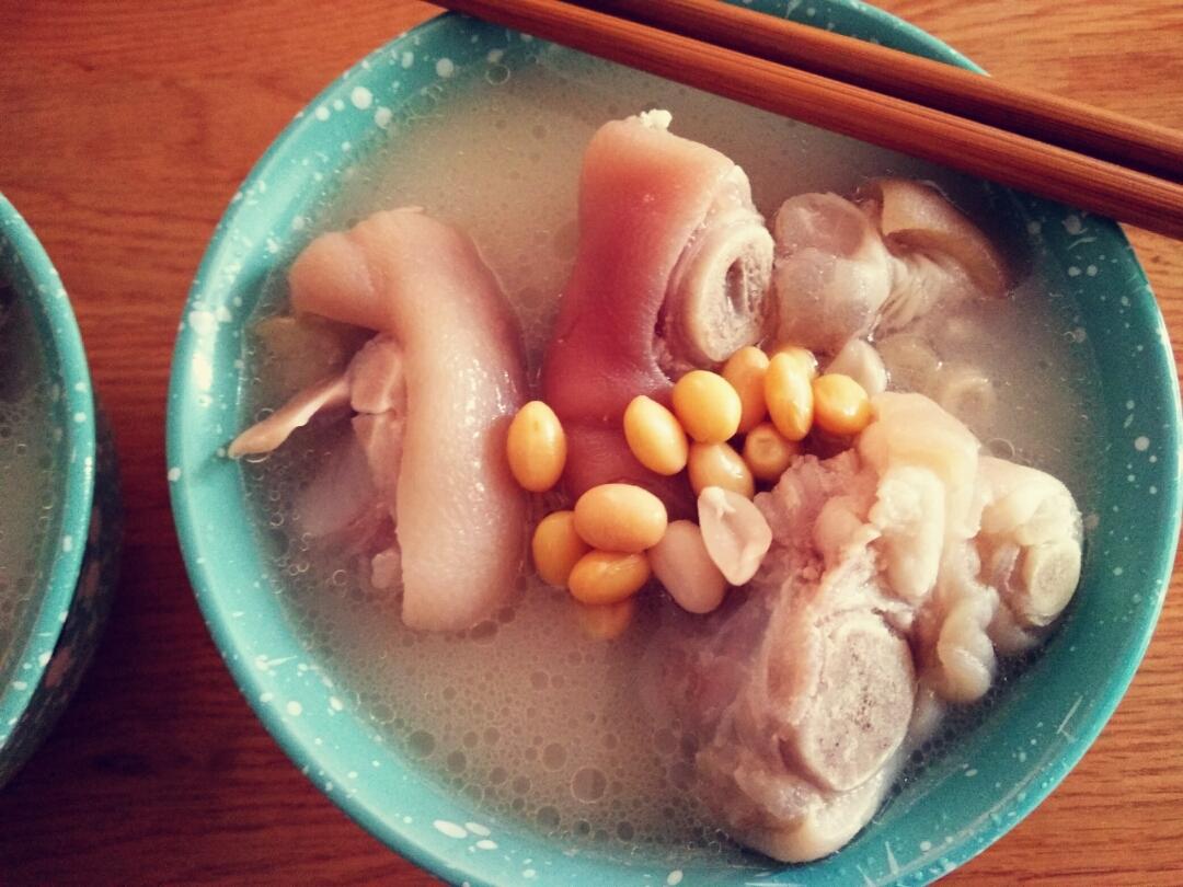 黄豆花生猪脚汤