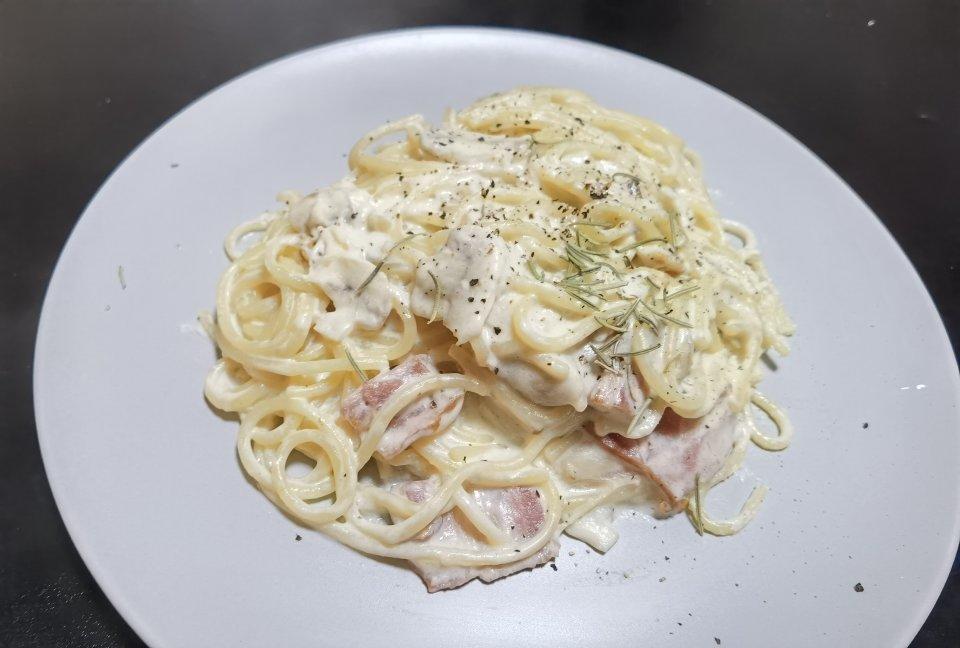用牛奶代替奶油的                培根蘑菇意大利面🍝 Creamy bacon       mushroom fettuccine