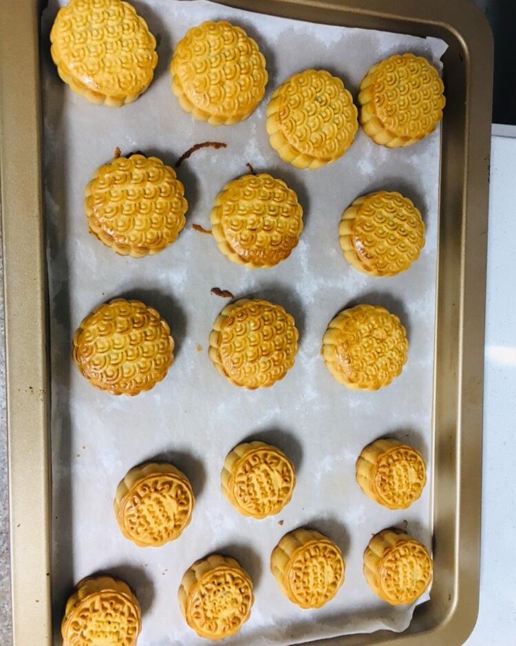 广式月饼—蛋黄莲蓉月饼