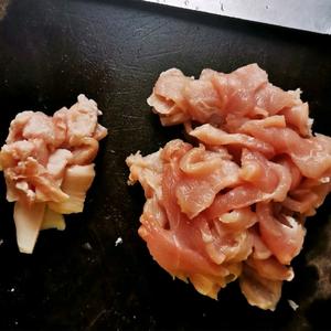 滋味鲜美家常菜——鸡枞菌炒肉的做法 步骤1