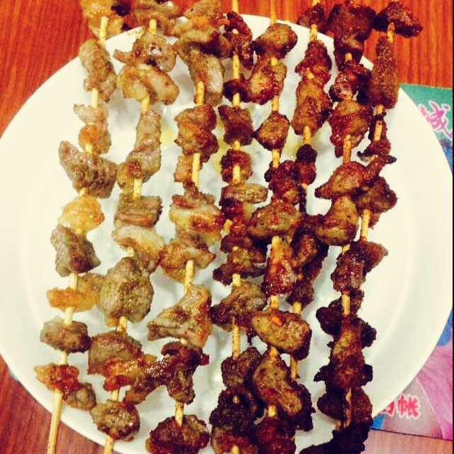 生烤羊肉串