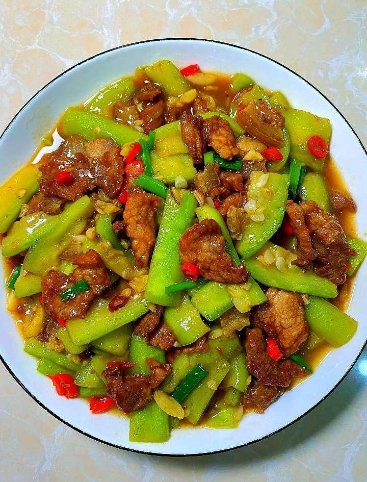 这是一道家常风味的丝瓜炒肉