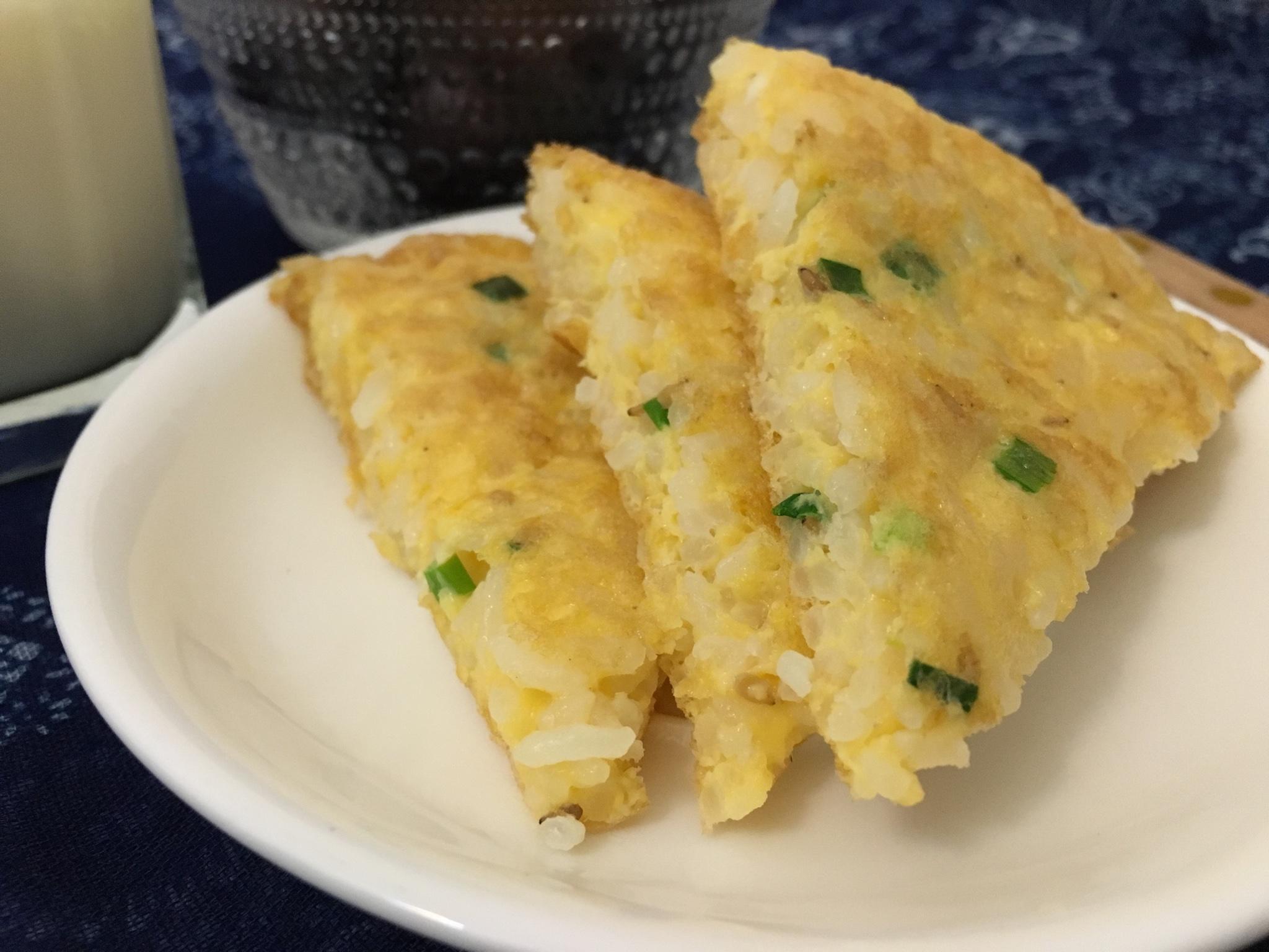 米饭蛋饼（剩米饭煎蛋饼）的做法