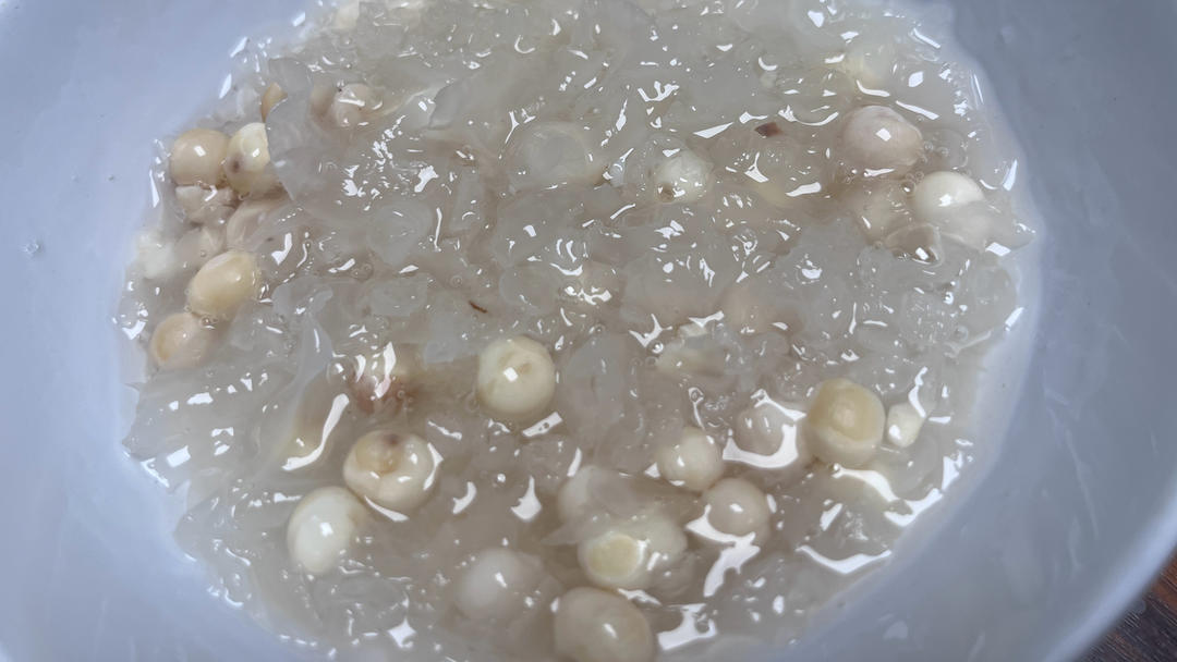 只有银耳的银耳羹(炖出胶质感的秘诀)