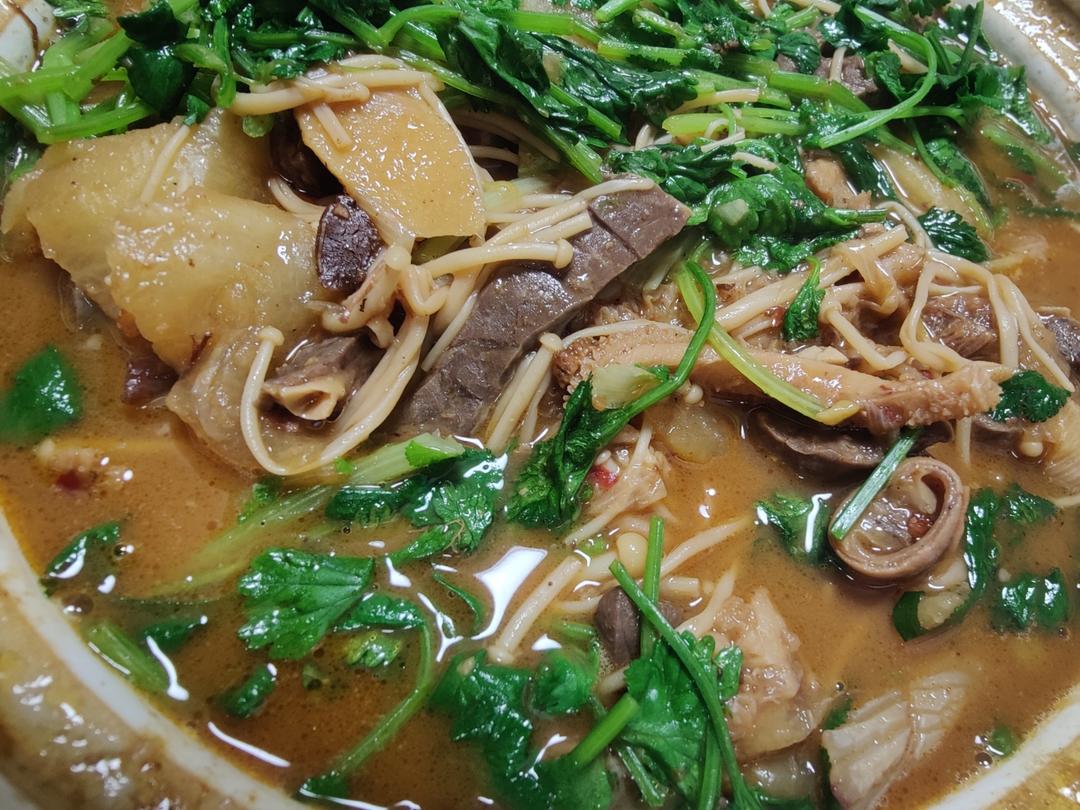 牛杂怎么做最好吃？天冷试试这道砂锅牛杂煲，汤汁浓郁，入味不腥