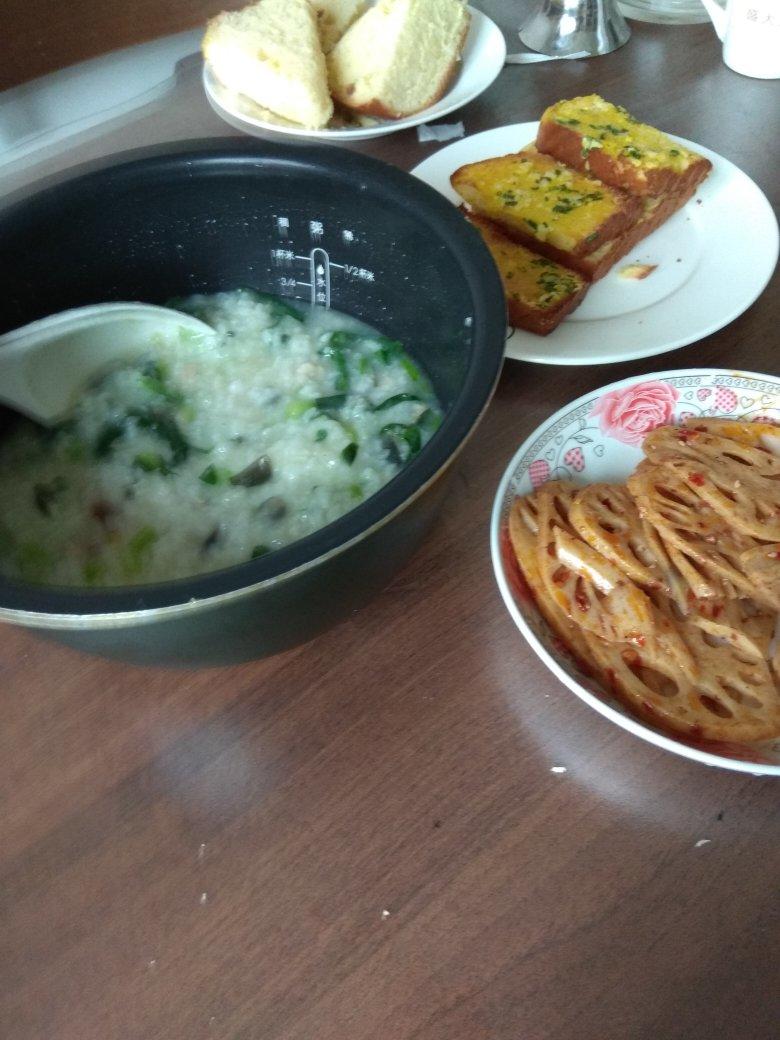 妈妈👩教我做的皮蛋瘦肉粥🥣简单快捷美味😋