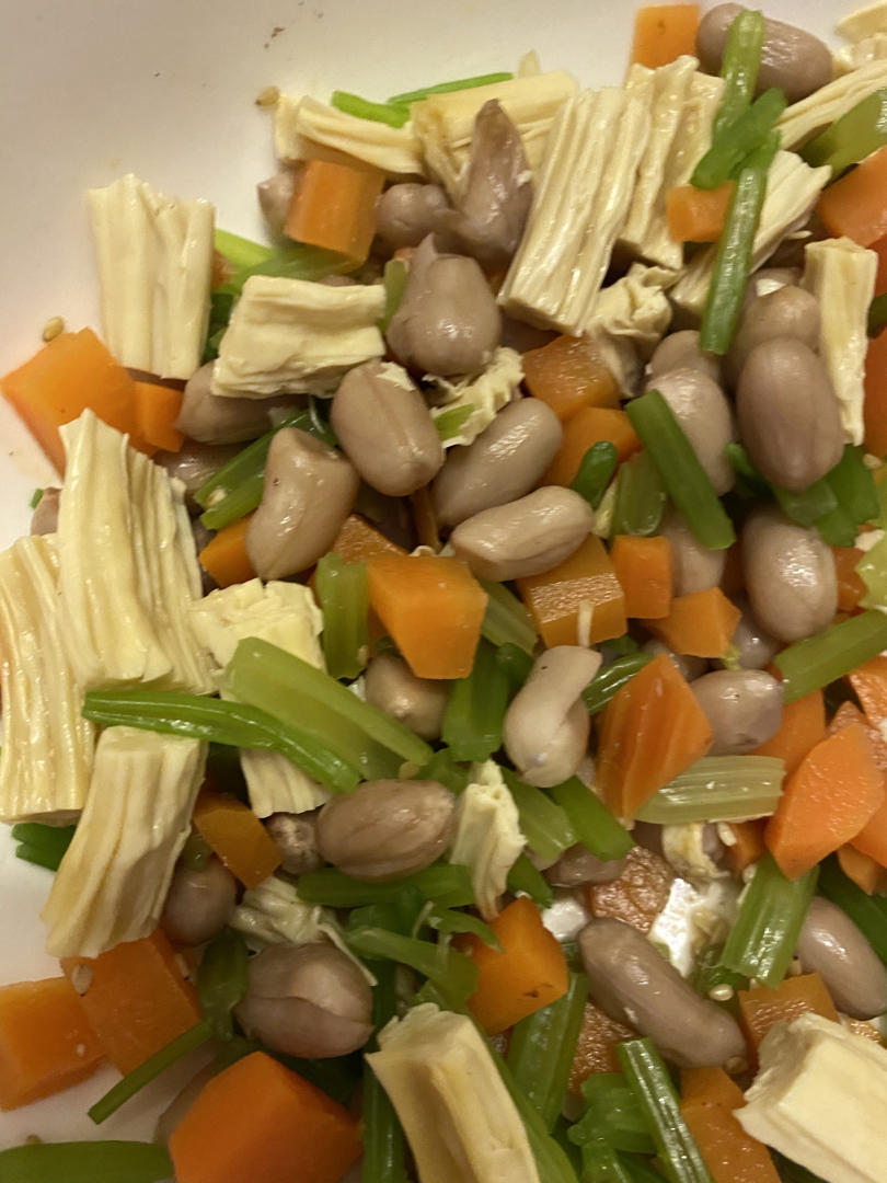 凉拌芹菜花生米胡萝卜