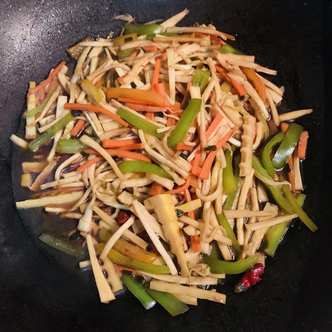 开胃又好吃——酸酸的茭白炒三丝