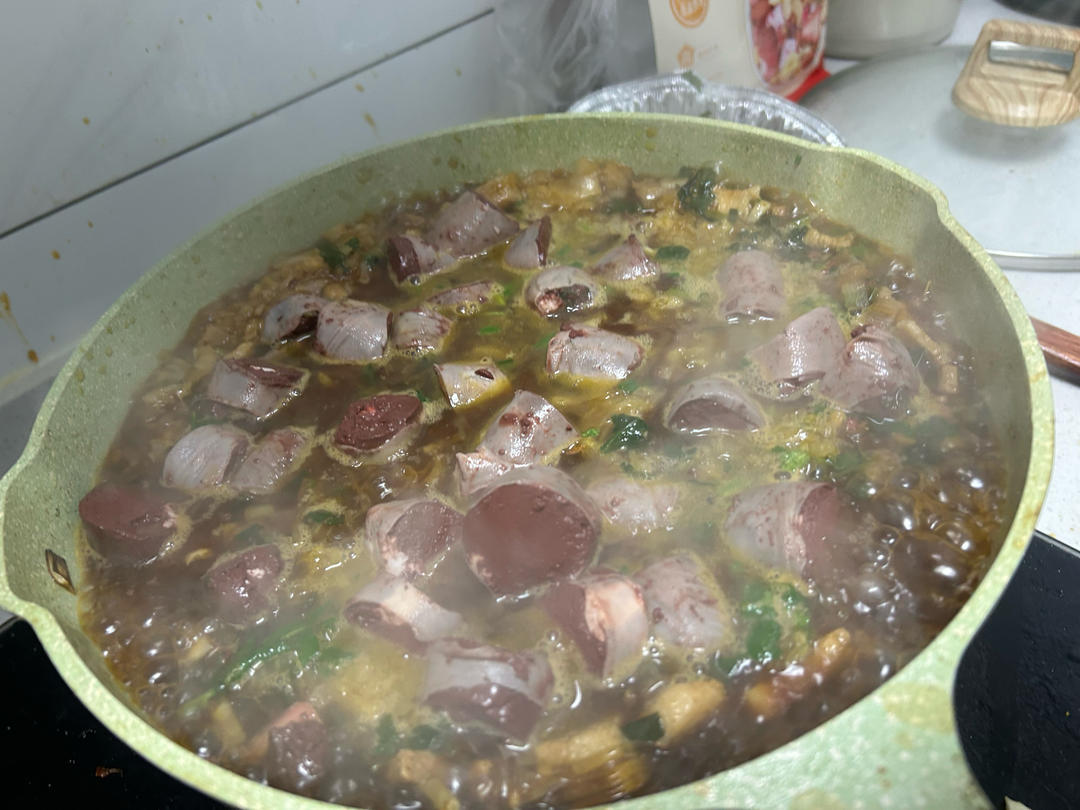 东北杀猪菜，五花肉炖酸菜血肠