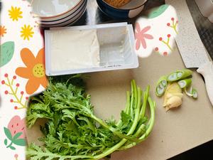 虾仁茼蒿豆腐汤的做法 步骤2