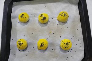 土豆蛋黄酥的做法 步骤5