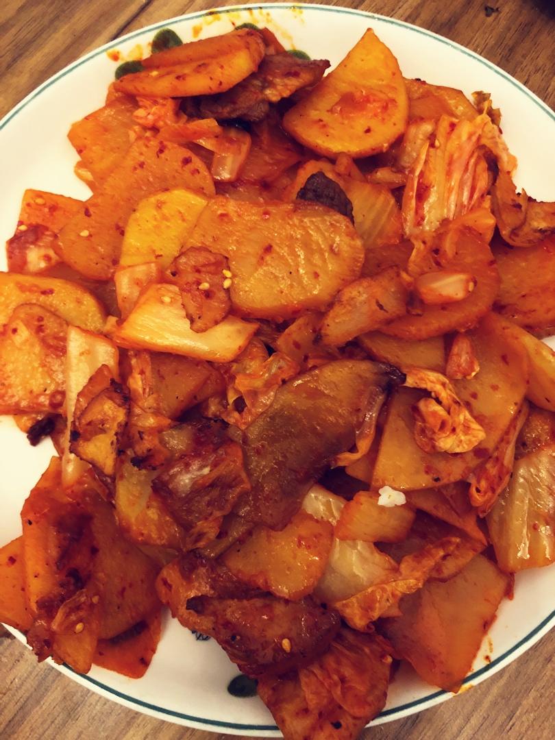 昆昆的酸菜包子做的朝鲜族特色【辣白菜土豆片炒五花肉】太下饭,千万