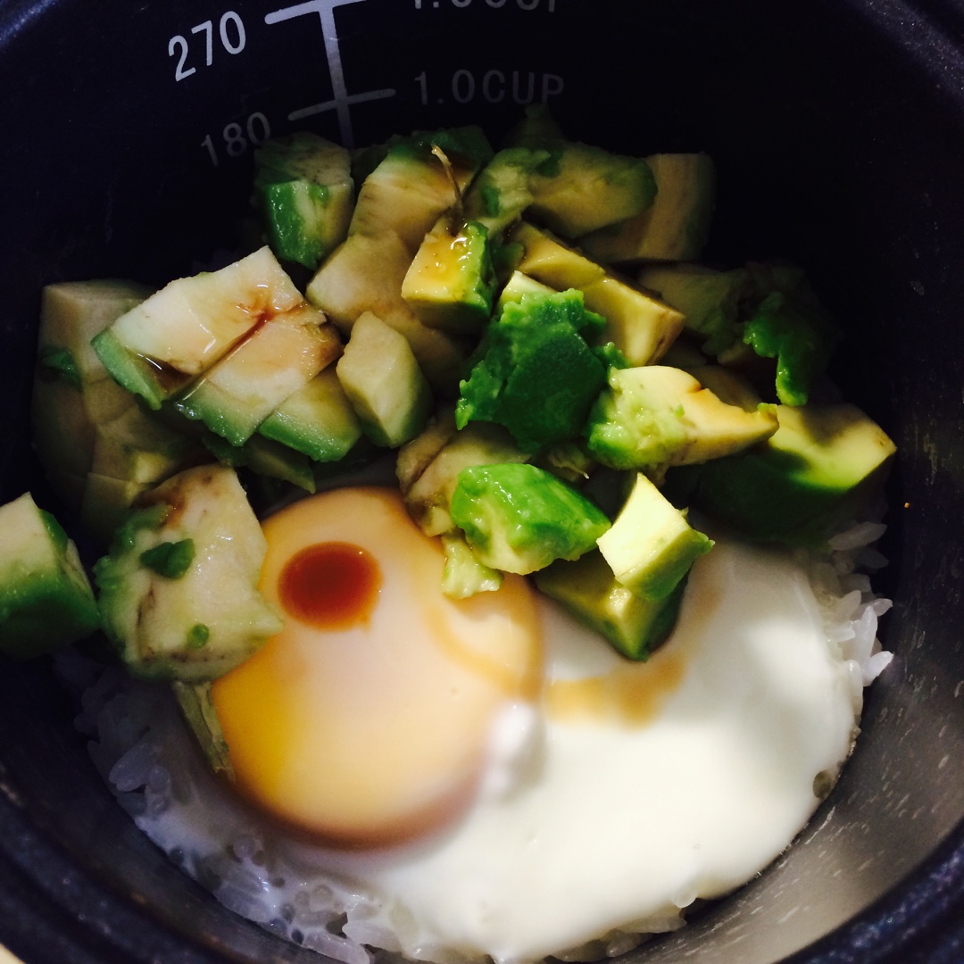 一人食牛油果溏心蛋拌饭
