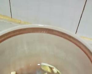 鲜螃蟹花雕酒煮鸡的做法 步骤1