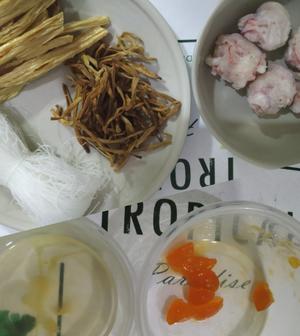黄花菜粉丝腐竹汤的做法 步骤1