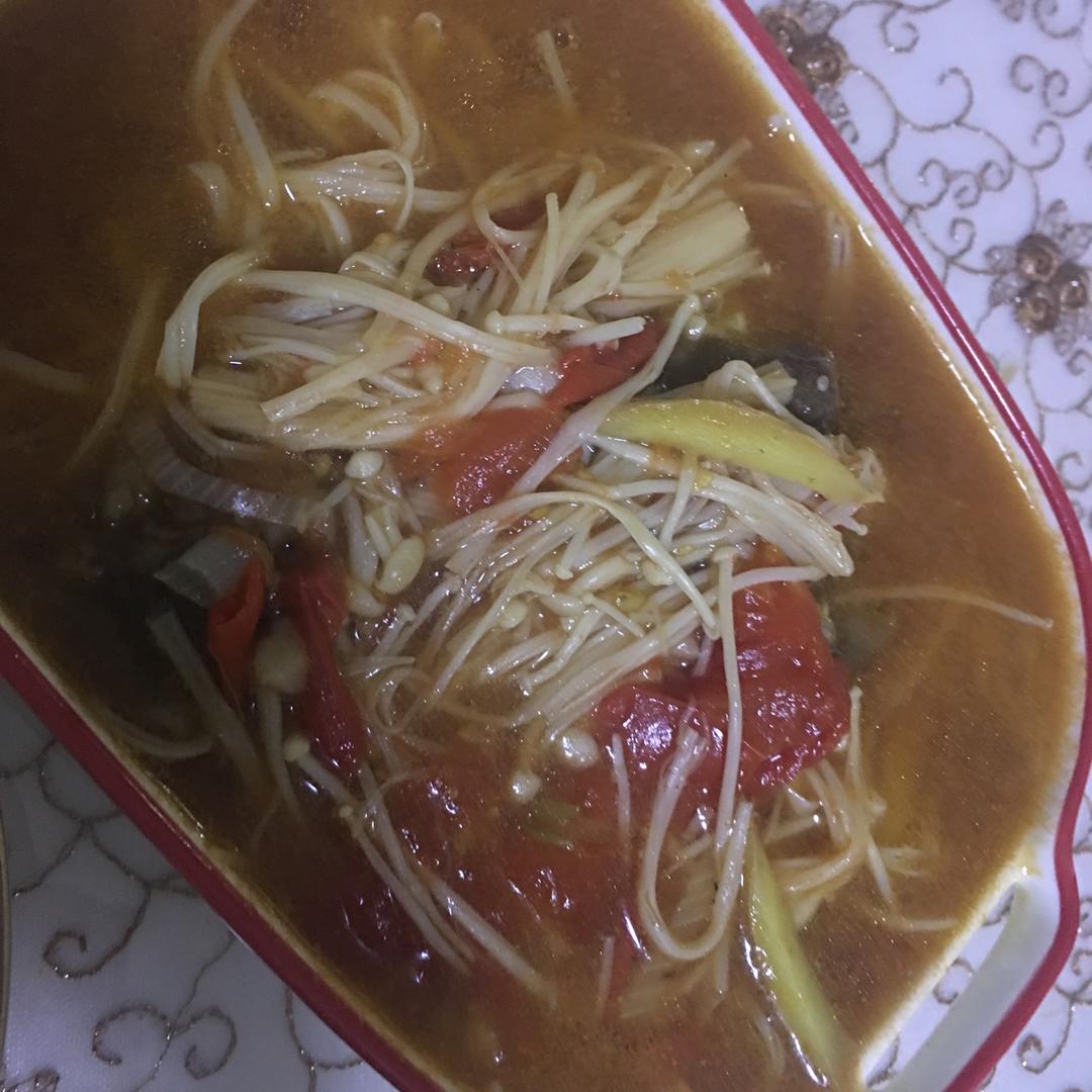 番茄金针菇肥牛锅 鲜到眉毛掉