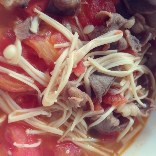 金针菇肥牛番茄锅