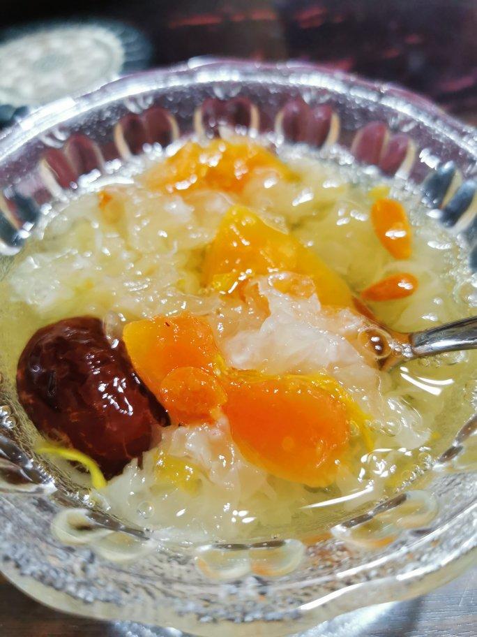 连吃三碗的木瓜枣子炖银耳