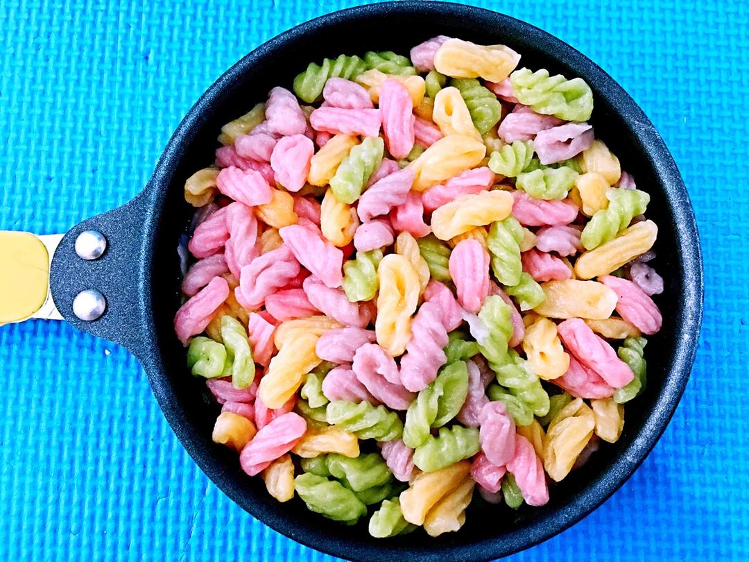 彩色麻食(有的地方叫猫耳朵)