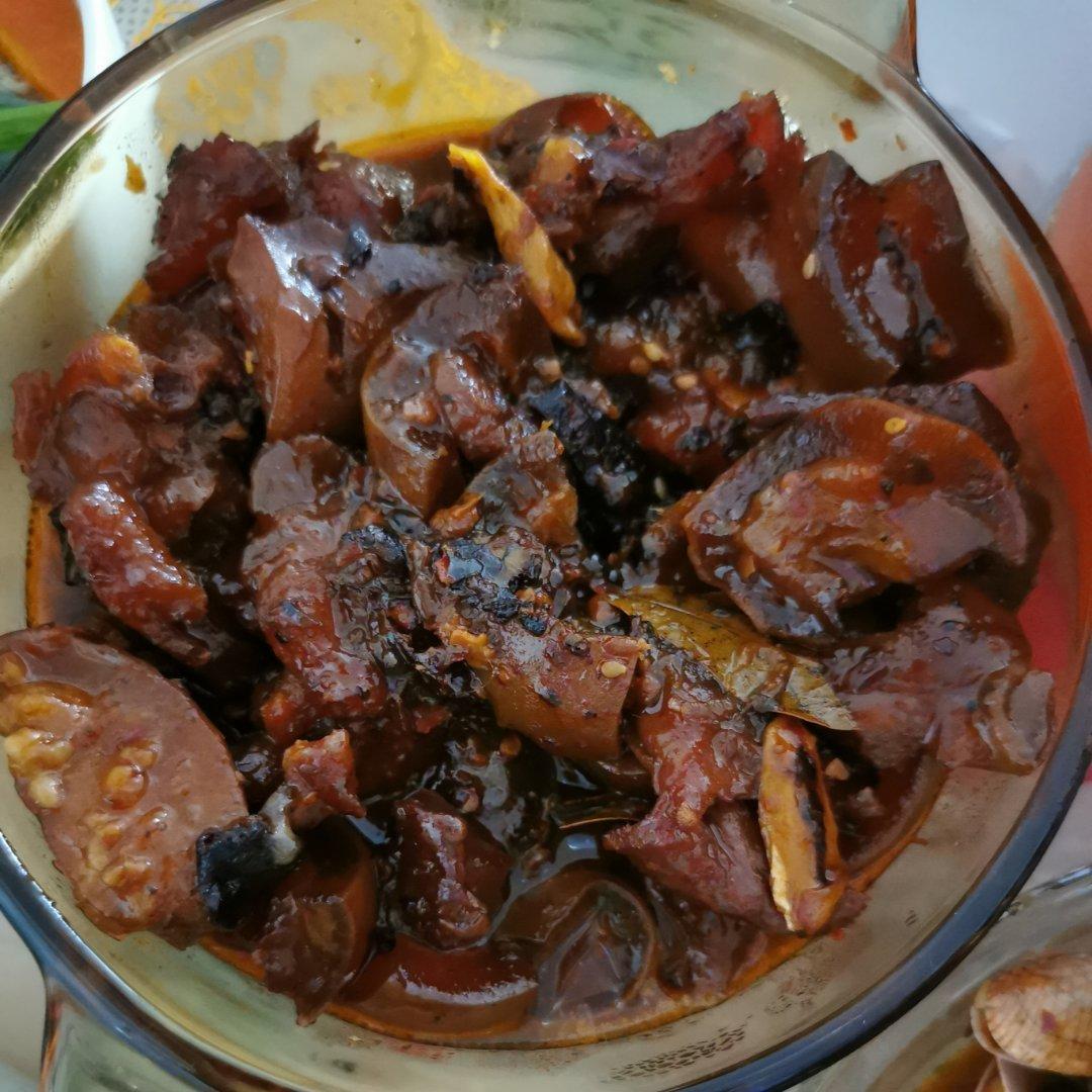 遵循古老工艺制作香辣酱牛蹄子