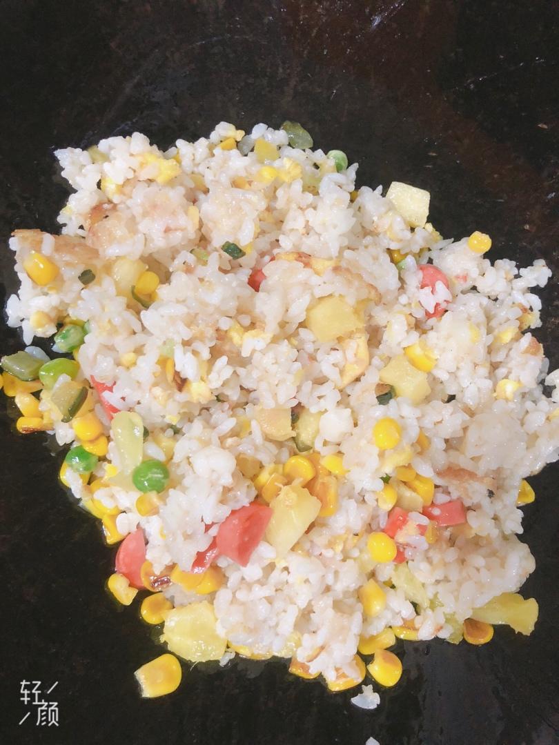 清新爽口的五彩菠萝炒饭~