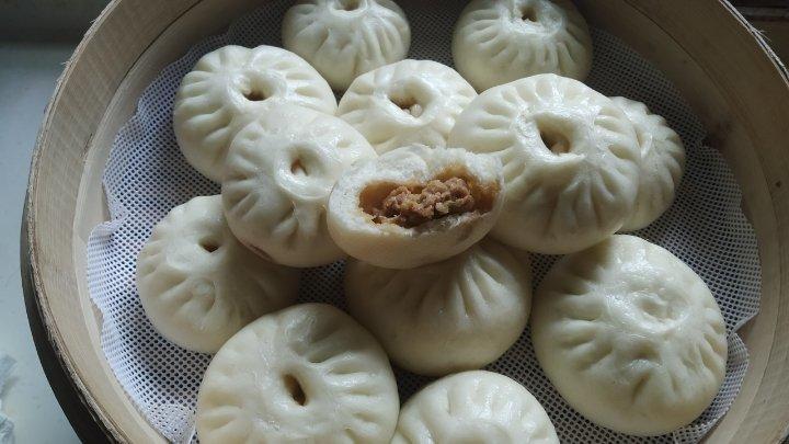 松软多汁的肉包子