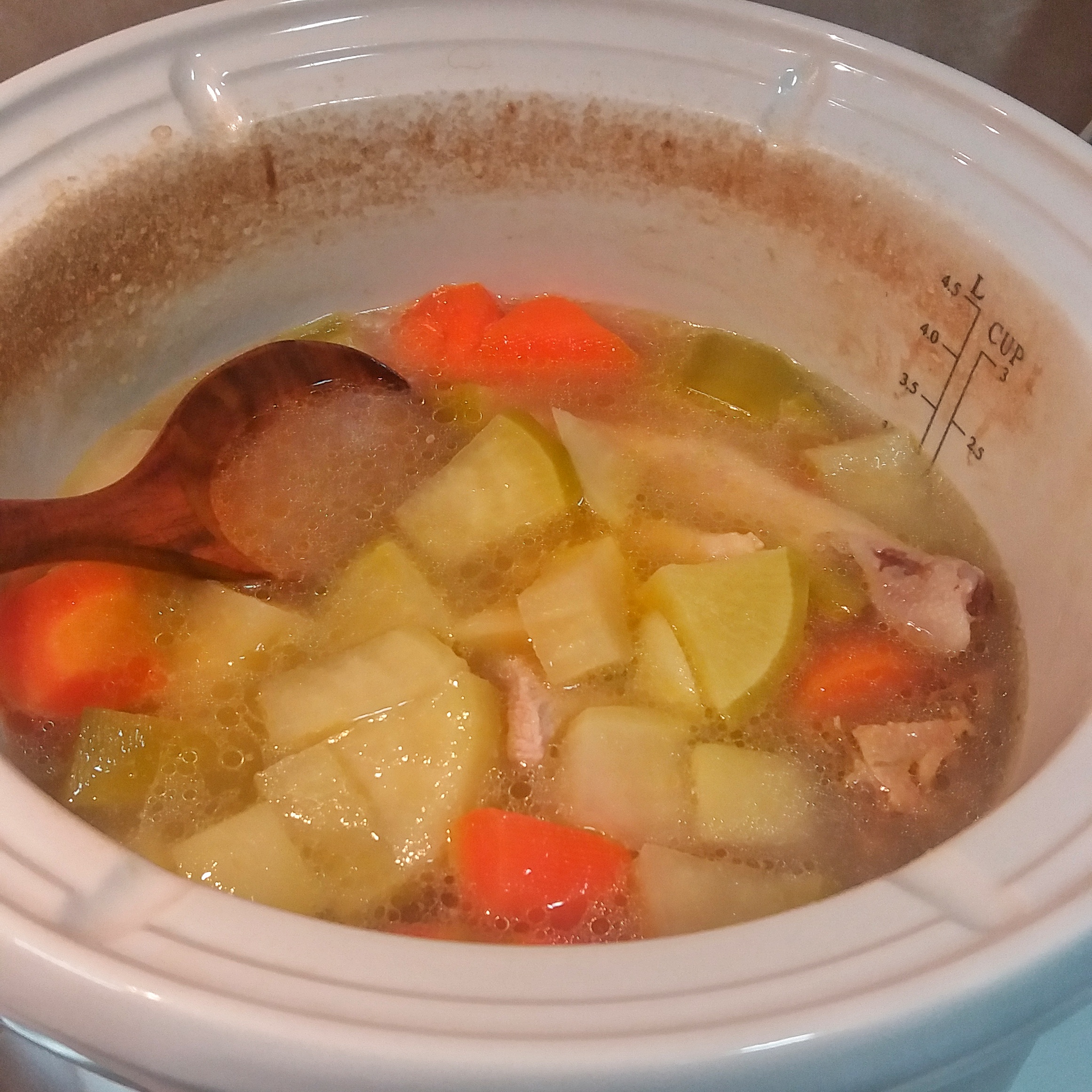 青红萝卜鸡脚猪腱肉汤的做法 步骤4
