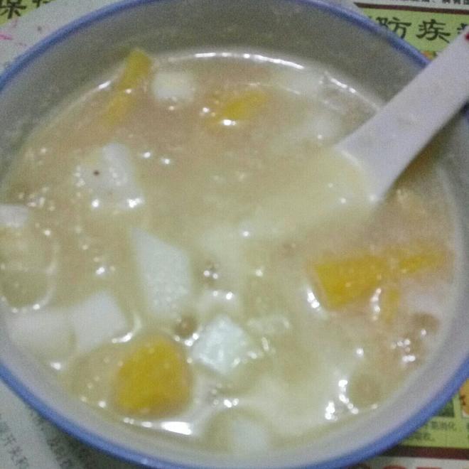 百合银耳椰子菠萝甜汤的做法
