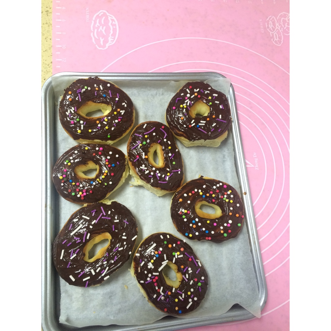 烤箱版甜甜圈୧(๑•̀⌄•́๑)૭小小群