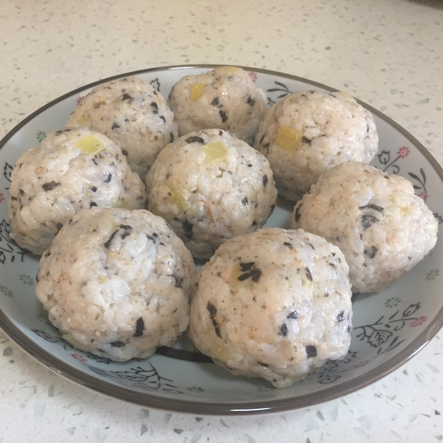 金枪鱼芝麻手捏饭团