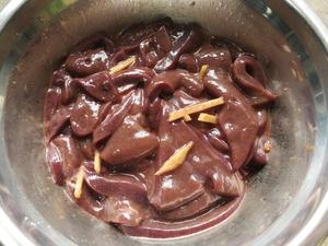 枸杞叶猪肝汤的做法 步骤3