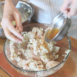 【任性厨房】日本季·锅里滋滋作响的日式煎饺的做法 步骤10