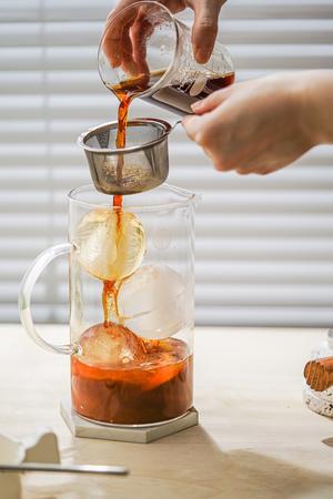 超浓茶味❗港式柠檬红茶🍋咖啡机萃取法的做法 步骤3