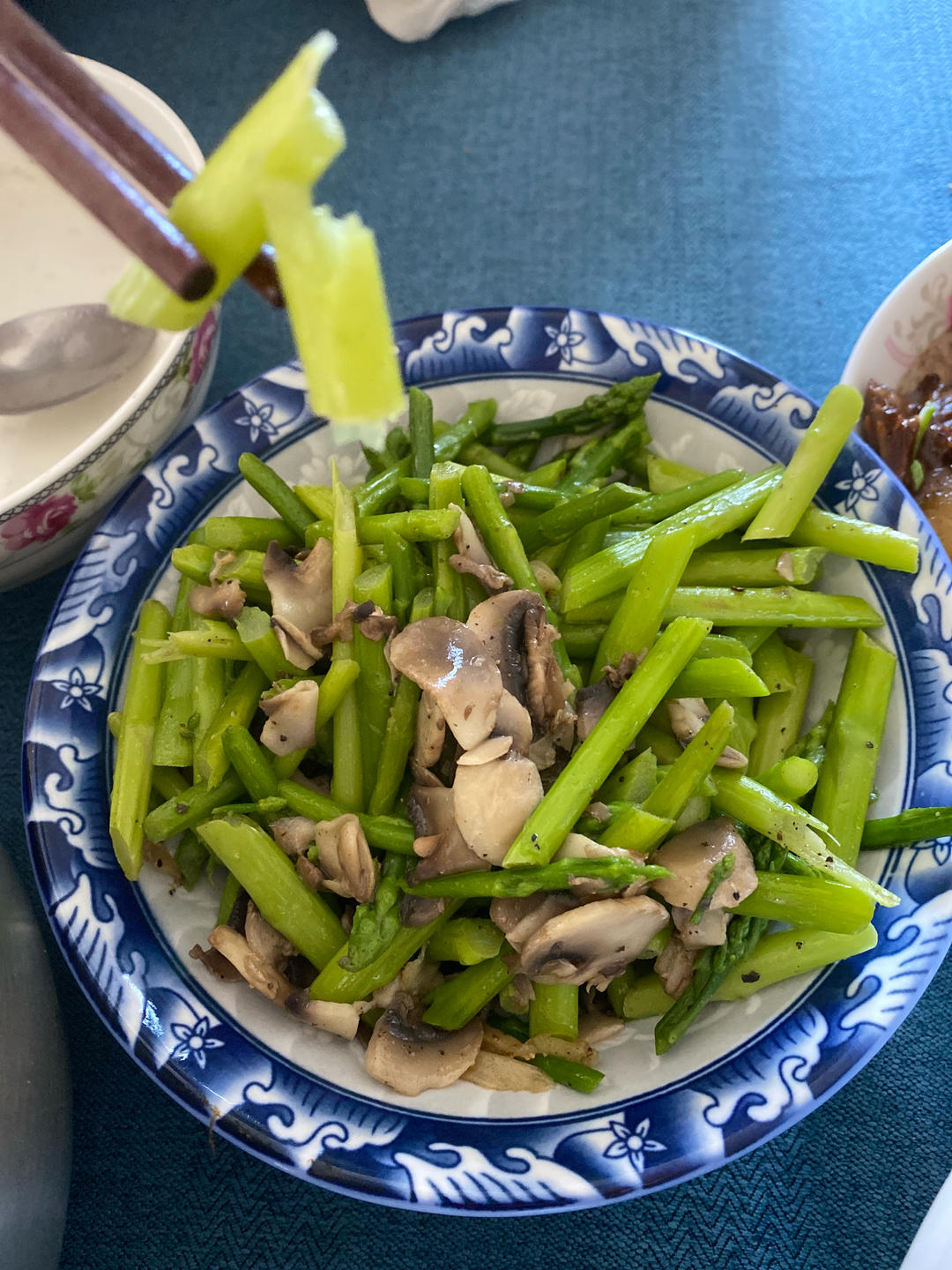 芦笋炒口蘑，口蘑鲜美，芦笋脆嫩。一学就会营养家常菜[味好美香辛时今菜]
