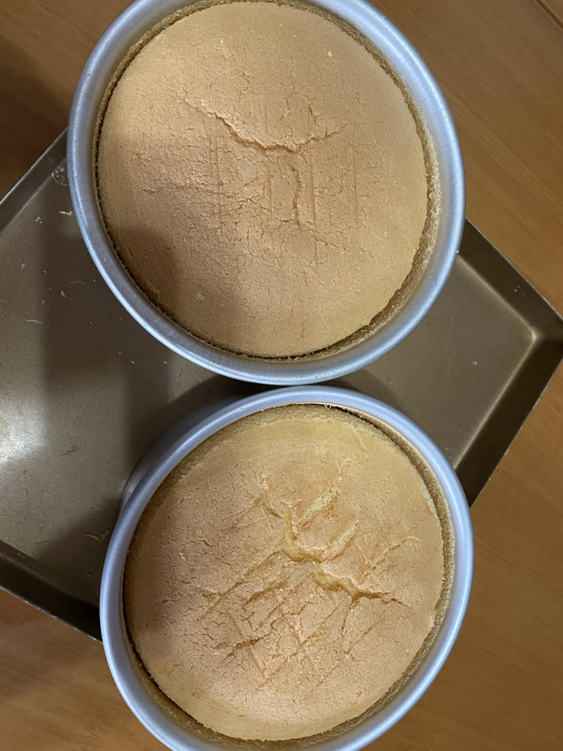 两个六寸戚风蛋糕