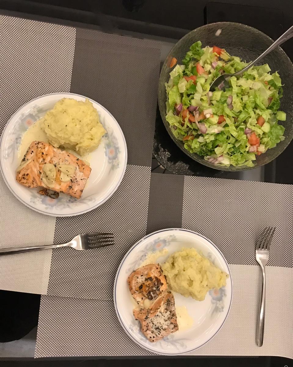 低温三文鱼佐秘制葱香汁