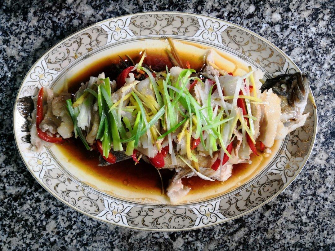 五花肉蒸鱼