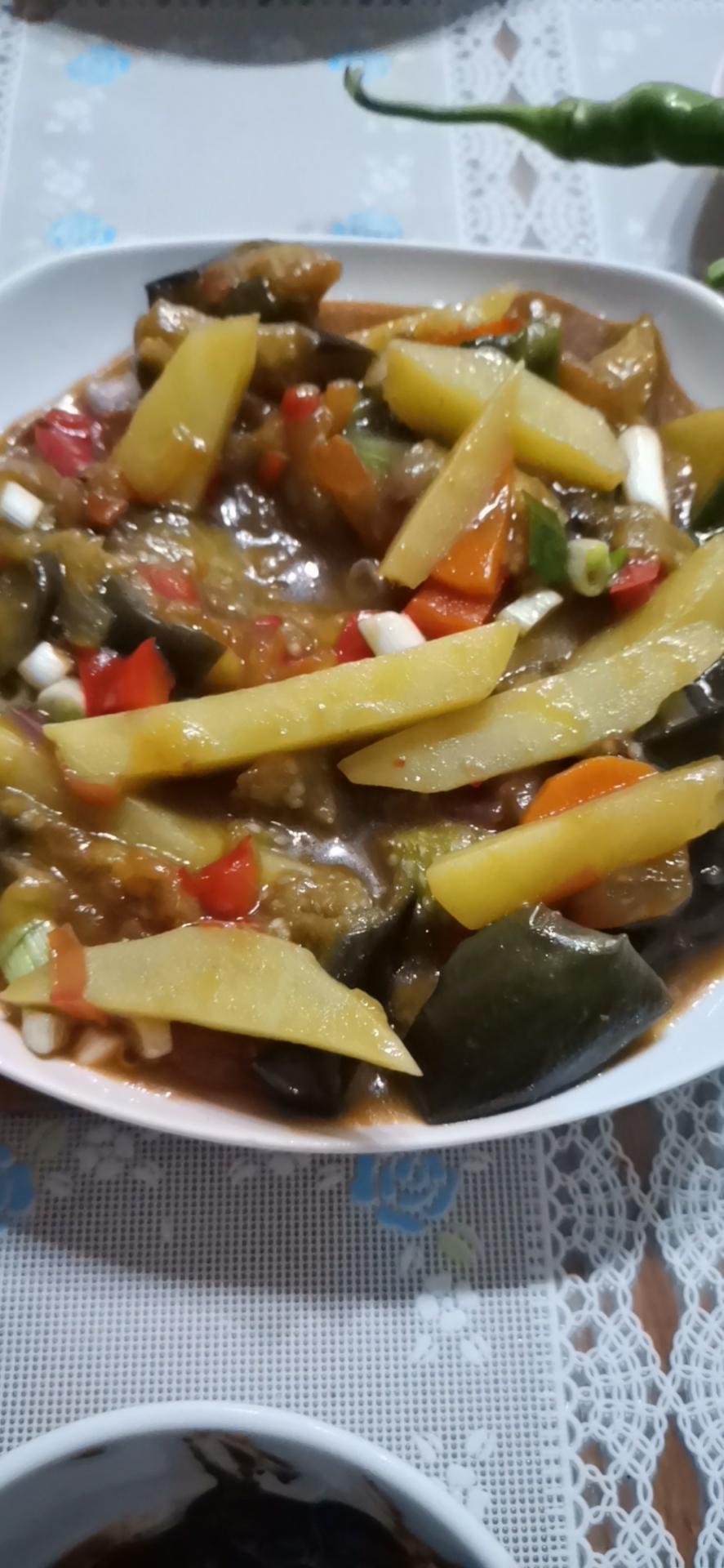 红烧茄子（佐西红柿尖椒）