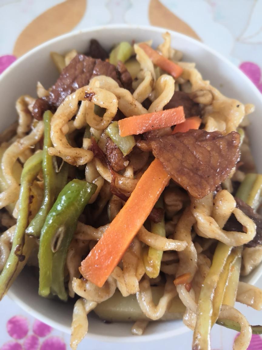 家常精肉焖面的做法