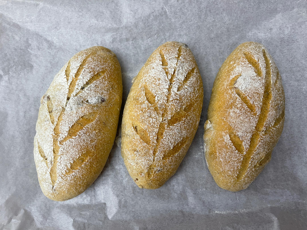 提子坚果软欧包