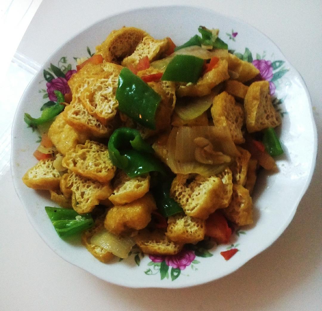洋葱炒鱼豆腐
