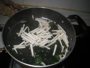 藻菇蛋花汤的做法 步骤4