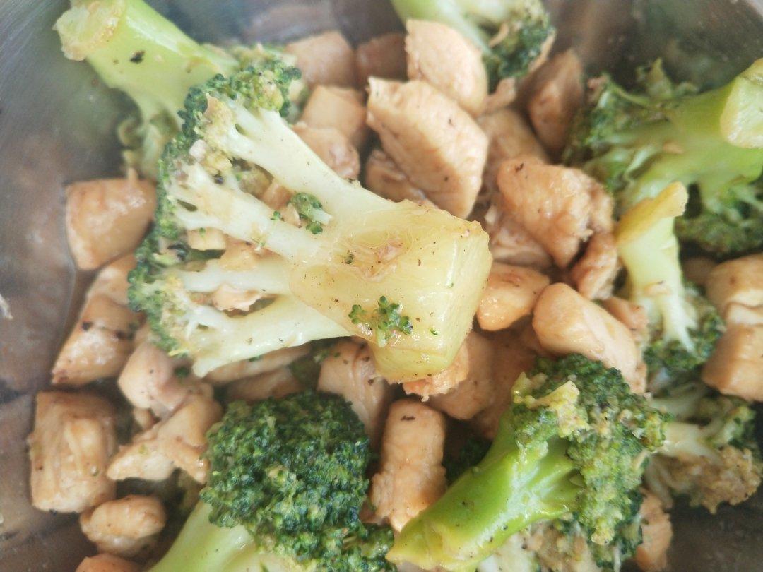 鸡胸肉炒西兰花