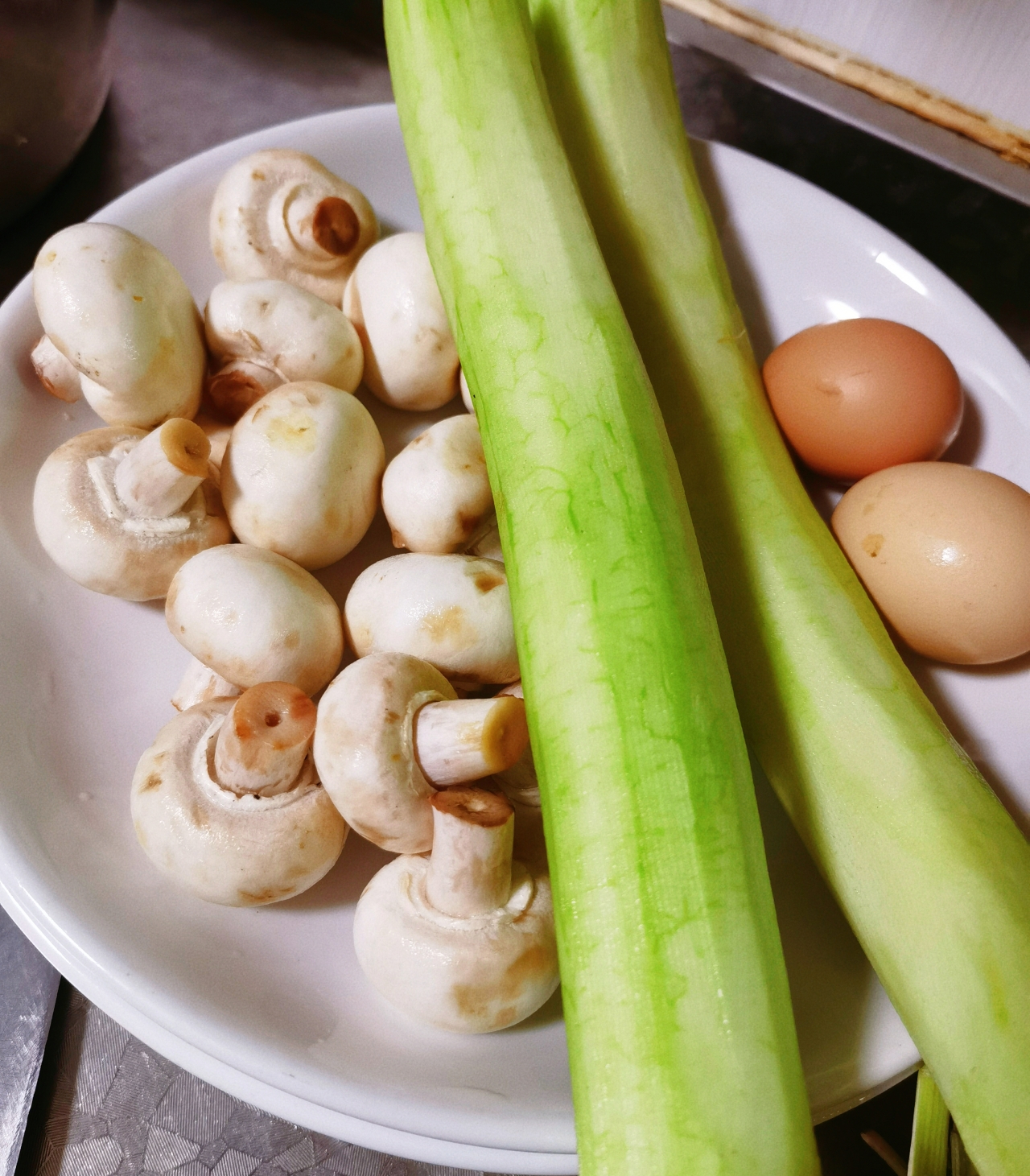 丝瓜口蘑鸡蛋汤的做法 步骤1