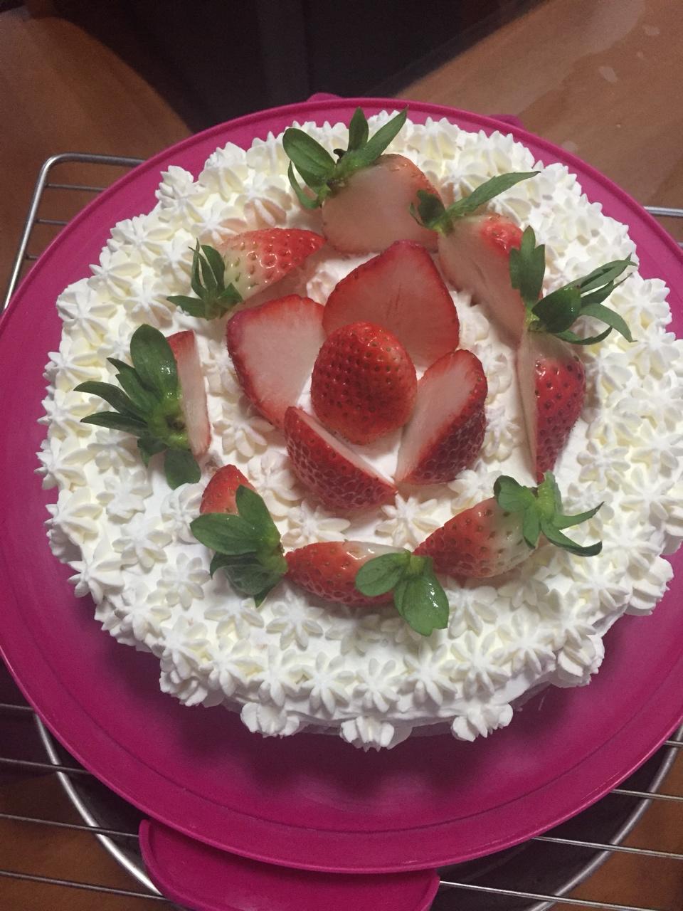 奶油草莓装饰蛋糕